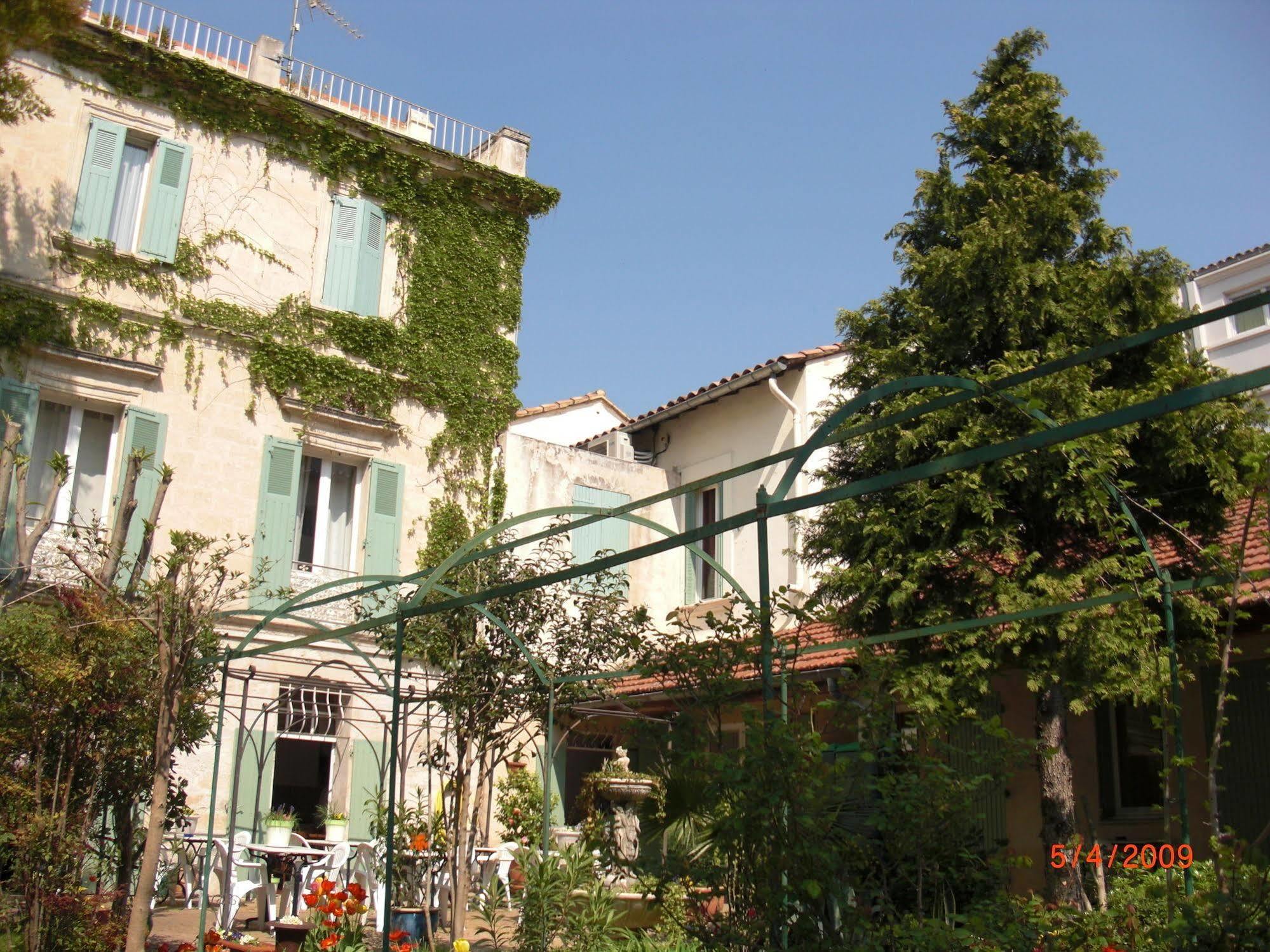 Au Saint Roch - Et Jardin 2* Avignon